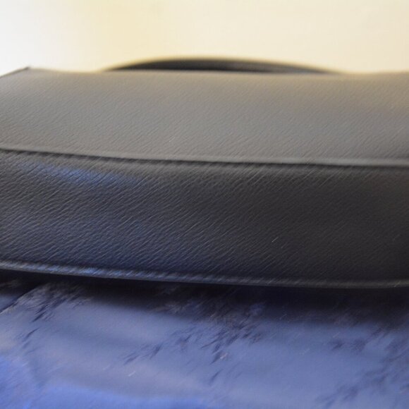 Deluxity Los Angeles Crossbody Vegan 3D Front Emblem Purse NWT - Picture 8 of 8